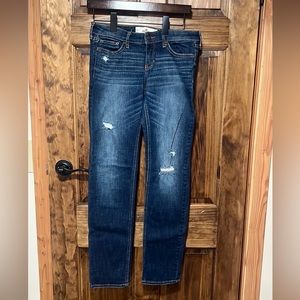 NWOT Hollister mid rise distressed dark wash jeans, size 5